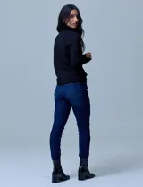 Jean skinny de denim azul oscuro, marca Royalty. Tiene pretina con pasadores, botón y cierre. Delantera y trasera con bolsillos.