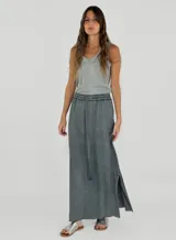 Pollera larga color gris con cintura elastizada y cordón ajustable.