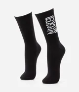 Medias de caña alta negras con estampa de letras blancas con la palabra "WICKED".