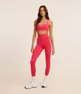 Calza deportiva larga de microfibra color fucsia, con cintura alta y bolsillo lateral.