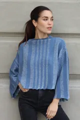 Sweater celeste tejido de punto a rayas texturizado con lurex, calce oversize, mangas tres cuartos y cuello bote.