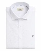 Camisa de manga larga Brooksfield modelo Serge, color blanco, de corte semi slim con cuello camisero y cierre frontal de botones. Cuenta con un pequeño bordado distintivo en el pecho.