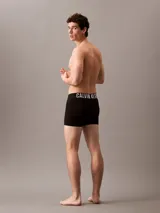 Pack de tres boxers largos de microfibra con cintura elástica distintiva de Calvin Klein. Incluye un modelo negro, uno beige y uno bordó.