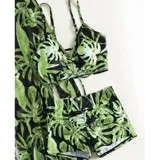 Conjunto de traje de baño de tres piezas con estampado de hojas tropicales en tonos blanco y negro. Incluye un top tipo tankini con cordón ajustable en el centro, un short de tiro alto y una camisa abierta de manga larga tipo salida de baño.