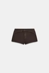 Short de tiro bajo en denim color marrón, con diseño de corte estructurado y detalle de cinturón integrado con hebilla metálica.