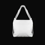 Bolso de cuero blanco que se convierte en mochila. Tiene doble asa reforzada, cierre superior y bolsillos interiores.