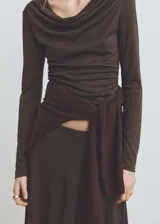 Camiseta color marrón oscuro, de manga larga, con cuello drapeado y fruncidos laterales.