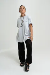 Pantalón negro de tejido calado con cintura elástica.