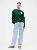 Buzo deportivo verde oscuro de corte oversized con cuello redondo y logo de la marca Gap en el pecho.