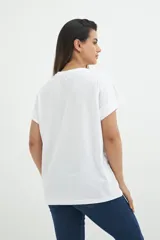 Remera blanca de algodón con estampado de flores y frutas en colores vibrantes.