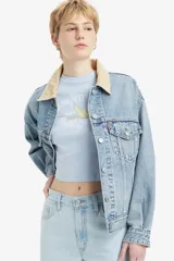 Remera celeste de corte cropped con cuello redondo y mangas cortas. Estampado frontal con la frase "Bon Voyage" y un velero.