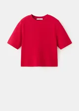 Chaleco rojo de punto fino, de diseño recto, cuello redondo y manga corta.