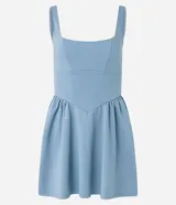 Vestido corto azul celeste, estilo skater evasé, confeccionado en tejido punto roma. Presenta escote cuadrado, breteles anchos y cintura marcada con pliegues en la falda.