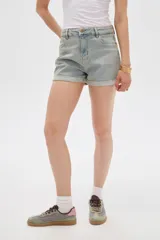 Short de jean tiro alto con bolsillos y dobladillo en las piernas.