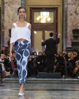 Pantalón cigarette de talle bajo, color gris oscuro con estampado abstracto en blanco.