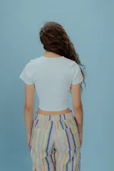 Pantalón de corte recto con estampado a rayas verticales de colores pastel.