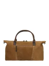 Bolso de viaje de gamuza marrón, con asas cortas de cuero liso, cierre superior con cremallera y detalles de refuerzo vertical.