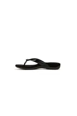 Sandalias tipo ojota color negro, con tiras de charol y detalle de lazo decorativo. Poseen plantilla ergonómica con tecnología de soporte para el arco y suela de goma antideslizante.
