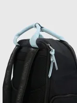 Mochila Hush Puppies de diseño funcional en color negro con detalles en celeste pastel. Cuenta con múltiples compartimentos con cierre, incluyendo bolsillo frontal, laterales y compartimento para laptop. Posee manijas superiores y correas ajustables.