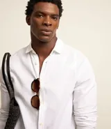 Camisa de manga larga Marfinno con cuello camisero y cierre frontal de botones. Confeccionada en tejido plano de lino y algodón.