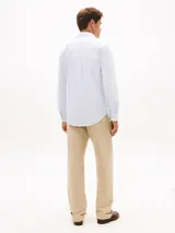 Camisa de manga larga de Tommy Hilfiger confeccionada en popelín de algodón con tecnología flex, con diseño de rayas clásicas en celeste y blanco, corte clásico, cuello con botones y el logo bordado en el pecho.