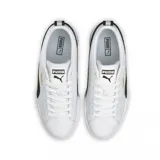 Championes Puma modelo Mayze, de diseño urbano con plataforma alta. Presentan una base blanca con la característica franja lateral de la marca en color negro y detalles en la suela.
