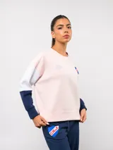 Buzo de cuello redondo con diseño de bloques de color en rojo, blanco y azul. Presenta el logo de Umbro y el escudo del Club Nacional de Football bordados en el pecho.