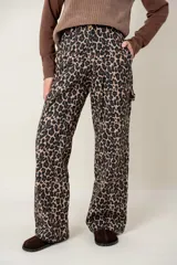 Pantalón de corte recto con estampado animal print de leopardo. Cuenta con bolsillos traseros y una etiqueta de cuero con el logo de la marca en uno de ellos.