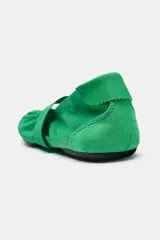 Zapato tipo bailarina de estilo deportivo color verde, con tira ancha elástica y detalle de fruncidos en el empeine. Cuenta con talonera en contraste de materiales, suela plana engomada y acabado en punta redonda.