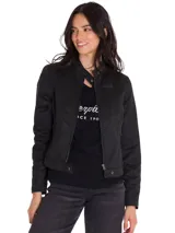Chaqueta estilo moto de twill encerado color negro, con cuello alto abrochado con botón a presión, cierre frontal de cremallera metálica y bolsillos con cremallera.