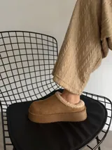 Sueco de plataforma color tostado, confeccionado en material simil gamuza con interior forrado en corderito sintético.