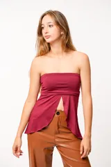 Top negro con breteles finos y abertura delantera.