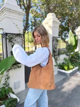 Bolso tipo tote bag color camel, confeccionado en cuero gamuzado.