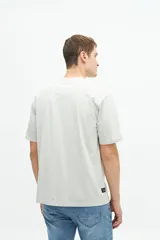 Remera de manga corta color salmón, con cuello redondo y corte regular. Presenta un estampado circular en relieve en el pecho con la frase 'It's gonna be a good day' y el logo de la marca Brooksfield.