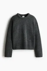 Buzo de punto suave con cuello redondo acanalado, diseño de hombros caídos y terminaciones acanaladas en puños y bajo.