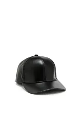 Gorra tipo baseball de cuero sintético negro con diseño clásico de seis paneles y visera curva.