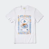 Remera blanca de algodón con estampa centrada en tonos azul y naranja.