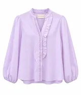 Camisa celeste de mangas largas abullonadas con puños elásticos y detalles de volados frontales.