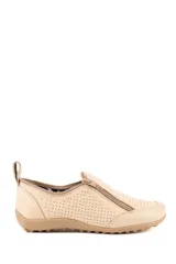 Zapato de cuero artesanal color beige con diseño calado, cierre lateral diagonal y suela de goma con pequeños tacos.