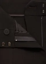 Pantalón de vestir de corte recto y tiro medio, con bolsillos laterales y cierre oculto de botón, gancho y cremallera.