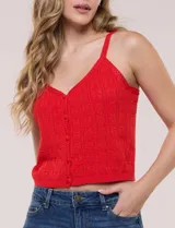 Top de punto calado color beige, con escote en V, tirantes finos y cierre frontal con botones revestidos.