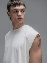 Musculosa de corte oversize con hombros caídos y cuello redondo, confeccionada en algodón premium. Presenta un diseño holgado y relajado.