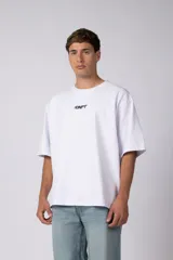 Remera blanca de corte oversize, con mangas cortas amplias y cuello redondo. Cuenta con un pequeño estampado frontal con el texto "CNPT" en el centro del pecho.