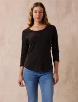 Remera de algodón negra, de corte clásico, con mangas tres cuartos y cuello redondo.