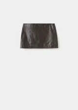 Minifalda de tiro bajo confeccionada en 100% piel de búfalo con forro de poliéster y cierre de cremallera lateral.