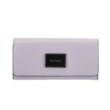 Billetera tipo sobre color rojo con textura granulada y cierre con broche imantado.