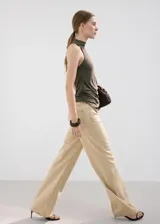 Jeans de tiro medio color tostado, de corte recto y holgado, con diseño clásico de cinco bolsillos y trabillas para cinturón.