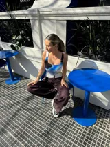 Pantalón de jean acampanado color marrón oscuro con cintura alta y cordón ajustable.