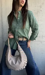 Camisa de manga larga color verde militar, con cuello camisero, cierre frontal de botones y detalles de bordados y calados en el frente y las mangas.