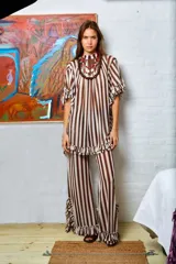 Camisola marrón con rayas verticales blancas, volados en las terminaciones y tajos laterales. Estampa exclusiva the farra. Talle único, calce holgado.